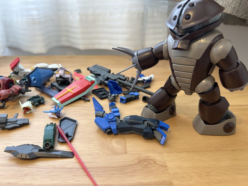 追いかけてきていたアッガイに見つかる。