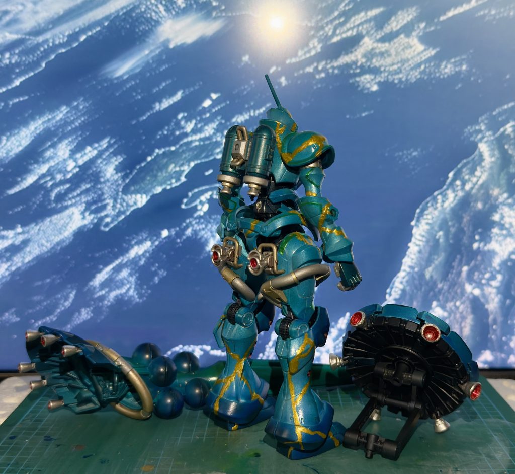 金継ぎ部分は油絵みたいに膨らんで欲しかったので、筆で塗料を置いていく感じで塗ってます　