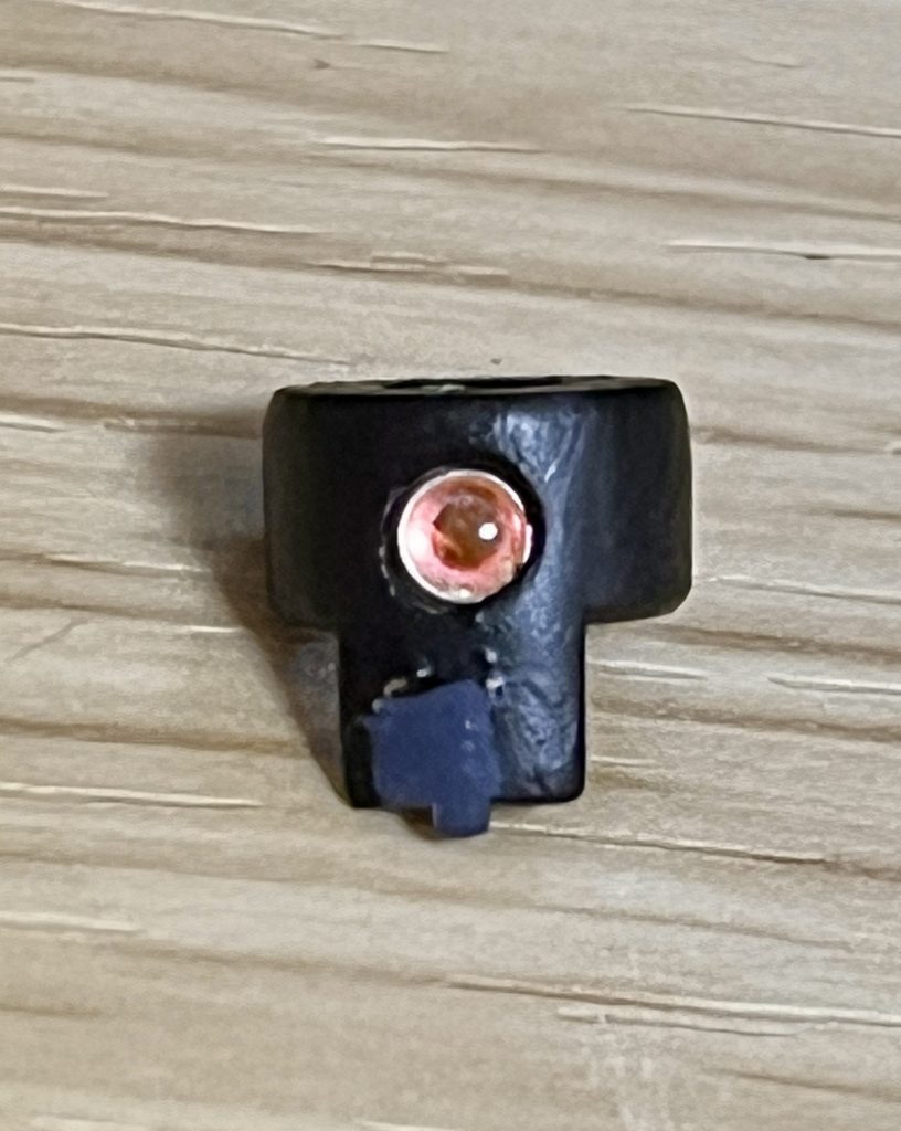 モノアイはwaveのHアイズの2.0mmの裏に同じくwaveの偏光シールのミラージュレッドを貼り付け、ハイキューパーツのSPプレートを組み合わせて作りました。キットのモノアイレールをピンバイスで開口して取り付けています