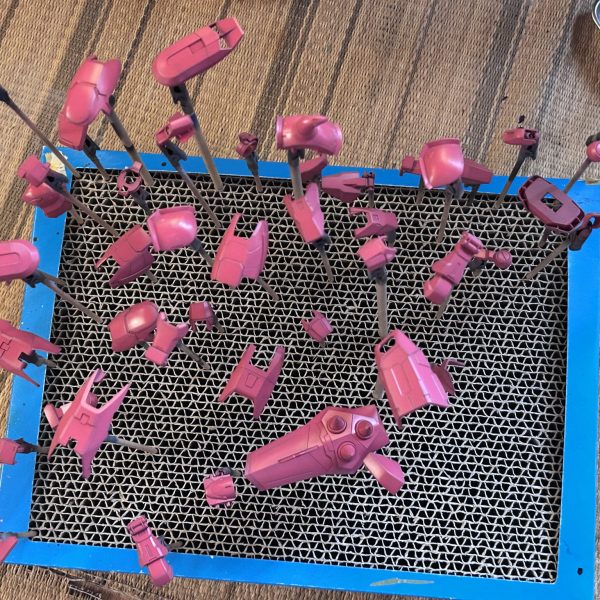 ここ最近は、専用色みたいなものを購入すること多いですが、それ以外に使用することがあまりないのと水性塗料ということで、溜まりがちです。2倍以上に希釈することもあり、MGザクウォーリアを塗ってみましたが、ほとんど減ってません。ゲルググメナースにでも使ってみるかなぁ。（2枚目）