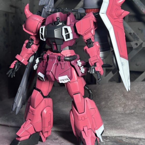ようやく、9割がたの塗りが終わり、組み付けはじめました。脚が高機動型ザクⅡみたいでカッコいいですね。部分塗装をやって明日中には終わる予定です。（2枚目）