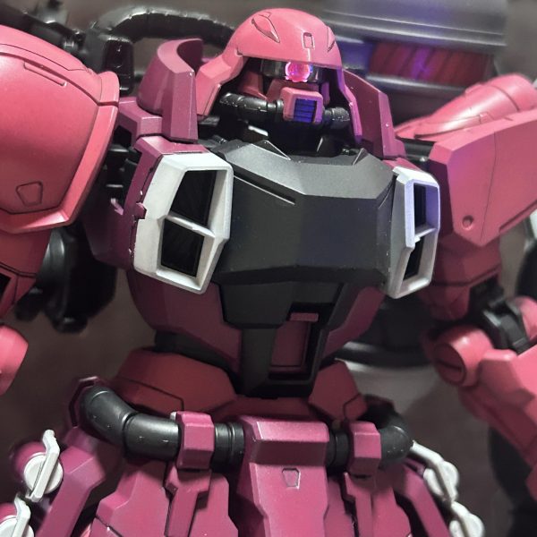 モノアイがシール再現でしたが立体感を出したいのでHアイズを。。。といきたいところですが、クリアーのバイザー？みたいなパーツをつけるためスペースがなくハマらないのと在庫がなかったので、ドリルで穴掘って色塗って透明レジンで埋めてみました。なんか、中心が暗いけど、まあいいか。（2枚目）