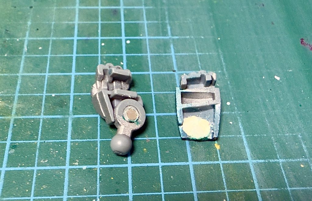 見た目には分かりませんが　右手首の甲側のピンが折れてしまったので、磁石を埋め込んでます　自力でハクジを保持する事はできなくなりましたが、甲がポロリしないだけで良しとします　