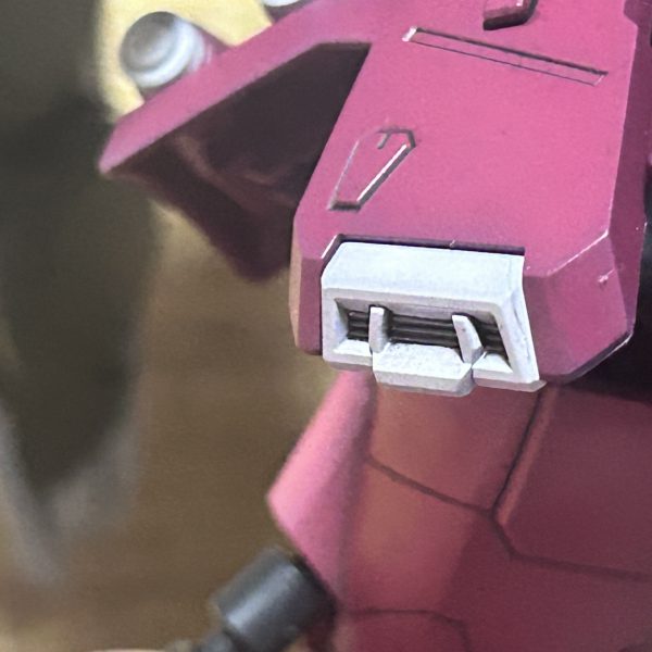 取説の作例見てたらダクト内が塗ってあるんだから、もう似たような感じで暗めにしたくなるじゃないですか。これのおかげで完成が遅くなってしまいました。スカート2枚のダクトを塗るだけで30分。やった甲斐はあったと思いますが、特に後ろは見えないからやってもやらなくても。。。、（2枚目）