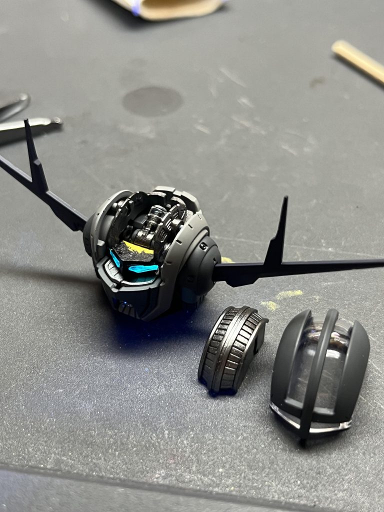 仕掛けはこんな感じです🙄ポロッと外せばクルッとモノアイに戻せます🤩パテでカタチを作ってRGエピオンのツマ先ドラゴンのシールを貼っています🙄