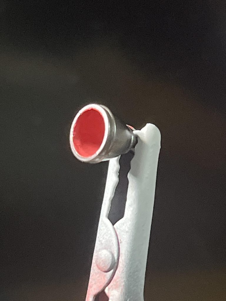 バーニアはガイアのフレームメタリック1で塗装。内部はアクリジョンのベースレッドを筆で塗り分け、リアルタッチマーカーの各種グレーで煤けた感じにしました。はみ出たところはマジックリンで拭き取り。アクリジョンは中性洗剤で落とせるので、塗り分けに重宝します。