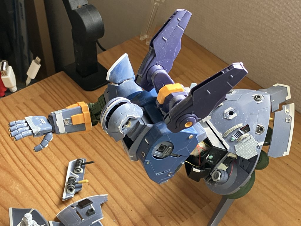 過重やバランス悪く、腕も腰もスタンドも姿勢維持できない、可動範囲も小さい、プロポーション悪い、ディーティール全般的に無いと。RGキットに比べれば沢山遊んでもらえる要素が詰まっていてお得なキットでした。写真は6月すぐ頃で、工作の完成にあと少しというあたりです。半年も塗装しないって生活がやや不安になりました笑
