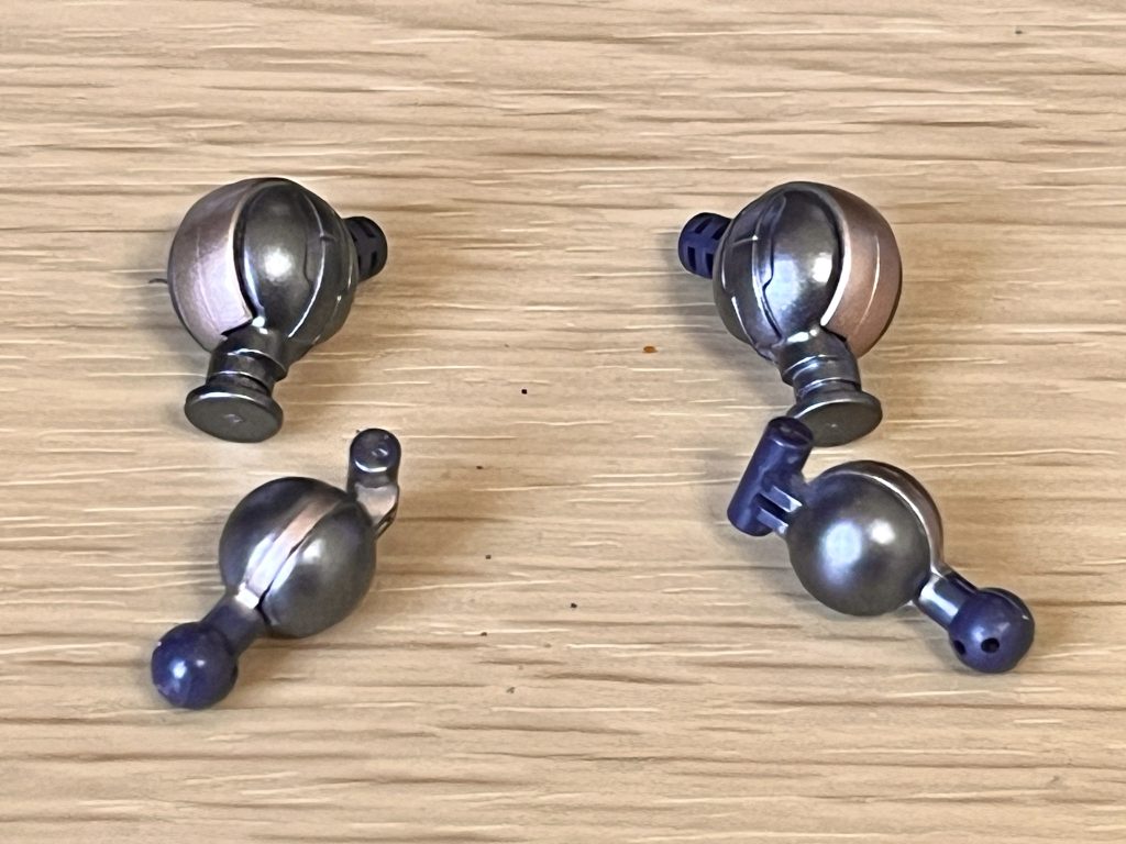 股関節や足首の関節パーツをフレームメタリック1とカッパーで塗り分けました。