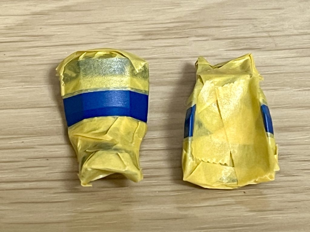 膝の塗り分けのためのマスキング。がっちりとマスキングしたつもりでしたが、わずかに隙間があったようでうっすらと白がかかってしまいました。これはかろうじて残っていた塗料をエアブラシで吹いて修正しました。「塗料がなければ憤死ものだった…!」