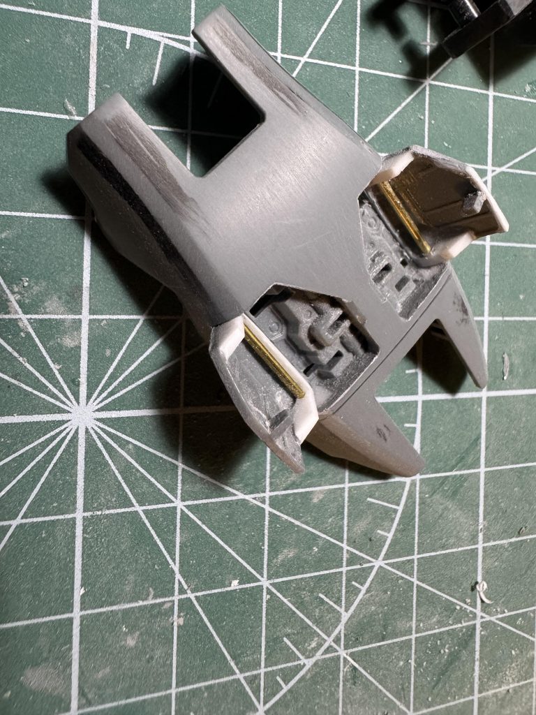 真鍮線でハッチ開閉をガッチリしてます