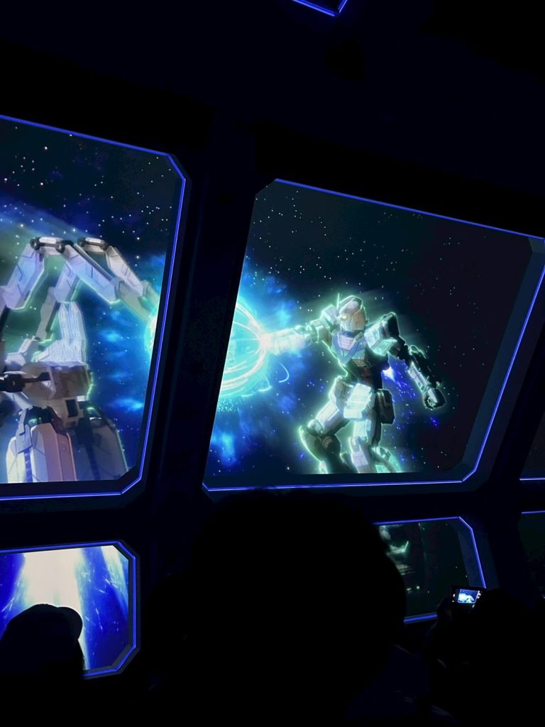 ガンダムとジオングの戦闘シーンは目で追うのが大変な程の迫力あるものでした。モビルスーツを扱う民間企業の軌道エレベーターで宇宙まで行ったら、デブリに紛れたAIジオングが襲いかかってきて、ガンダムがそれを撃退するといった流れなのですが、民間のジムやザクがバンバン撃墜されてどんどん死ぬんですよとんでもない事件だよこれ