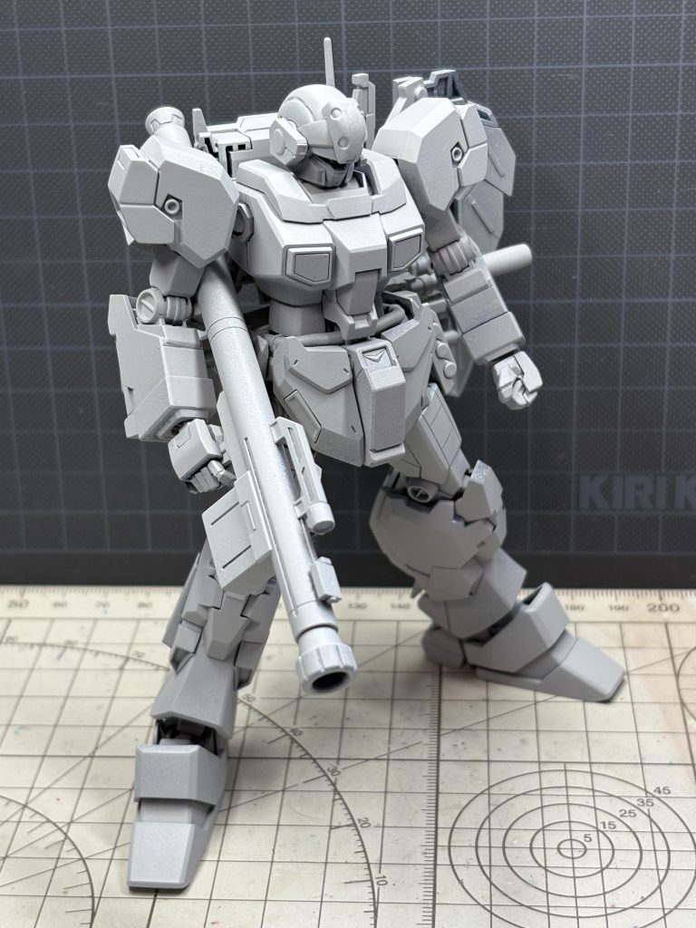 サフ状態。今回もサフを800番で磨いた後、銀下地で塗装しました。