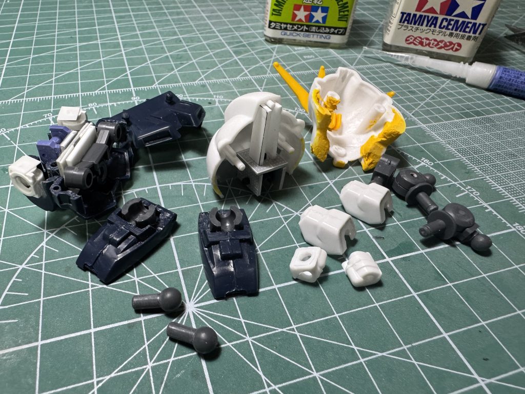 キットのままだと目玉が掘り込んでるのでパテ埋め施行ほおあての下部を裏からパテ埋めして削り込んで小顔化?首にボールジョイントと回転軸の二重関節肩の本体側にボールジョイント肩装甲は別パーツ化しながら肩内部に回転軸肘と手首に回転軸足の取付部にボールジョイント➕回転軸背中のバズーカの取付部を2mm真鍮線の差し込みに変更