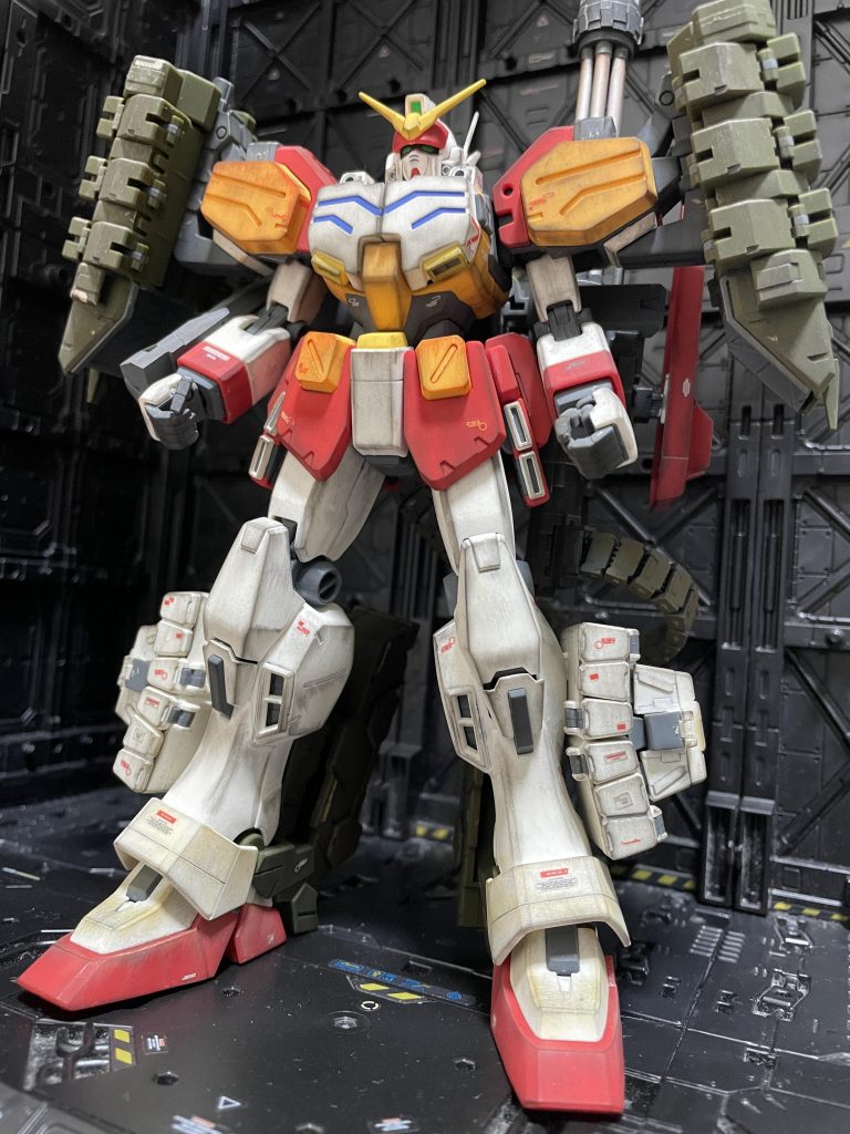 顔、肩、胸部のバルカンと、ガトリングの砲身部分、アーミーナイフと盾の裏の骨組み部分、バーニア外側をシルバーで筆塗り。