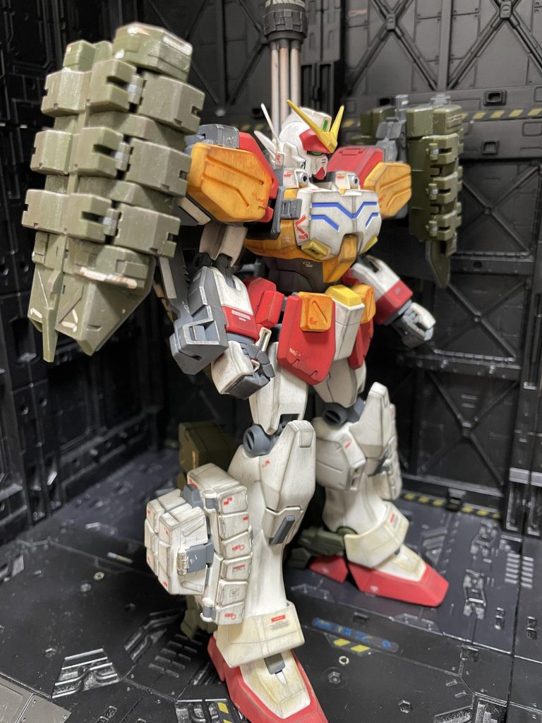 各ミサイルの弾頭部分とバーニア内側を赤で筆塗り。