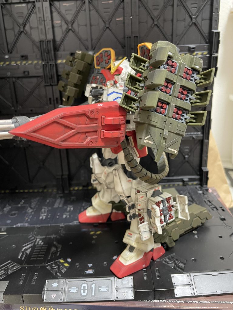 プレバン限定商品だったからか、付属のデカールは水転写デカールでした。この当時、初めて水転写デカールを使い、説明書通りにしたつもりでしたが、まあポロポロ剥がれること剥がれること😭今はマークセッター等を使い、そう簡単に剥がれることはなくなりましたが…