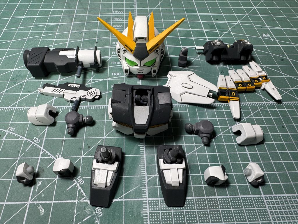 小さいキットなので後ハメ加工などほぼ出来ずマスキングでの塗り分けがめっちゃ大変でした