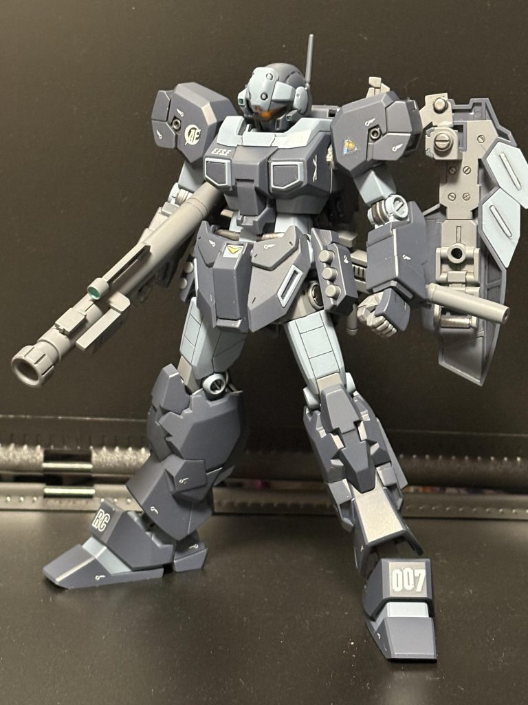 ジェスタも3機目ともなると飽きてくるので、今回は武装で遊ぼうとジェガンからバズーカを拝借。ビームライフルは腰の後ろにマウント出来るようにしました。