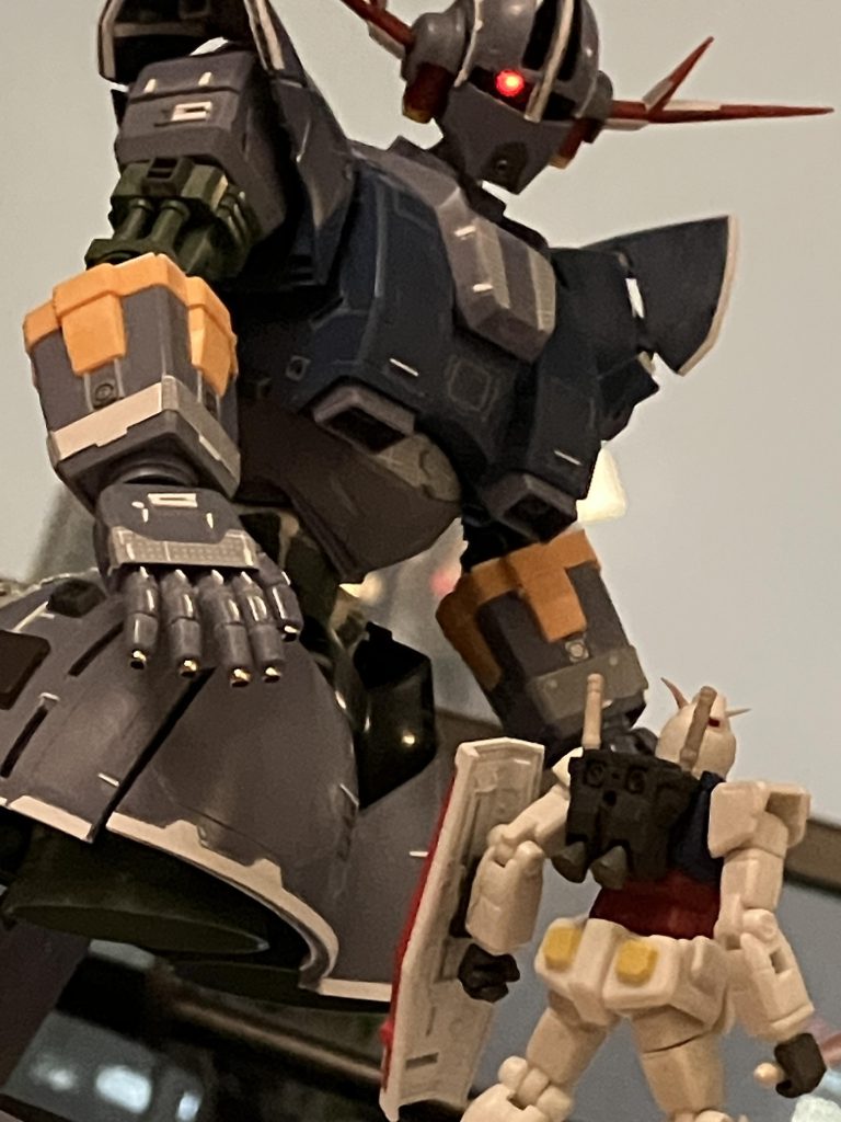 ６月ごろ、ディティールがほぼ出来て塗装前のショット。このころはジオングと言えば普通に1号機と思ってたのでRX78-02と並べてます。このガンダムもHMS1/220スケールです。