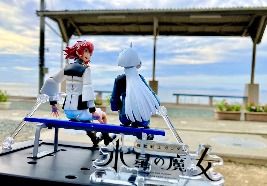 『目の前ずーっと海ですね、ミオリネさん』『ほんと絶景ね、風も気持ち良い』『はい、待ってる時間も楽しいです♪次の場所も楽しみですね!』