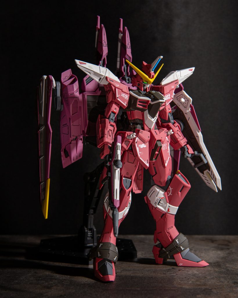 一部塗装していますが、ほぼ成形色のままつや消しトップコートを吹いてフィニッシュです。MGフリーダム2.0と共通のパーツが多いので、並べて飾ると圧巻です…！