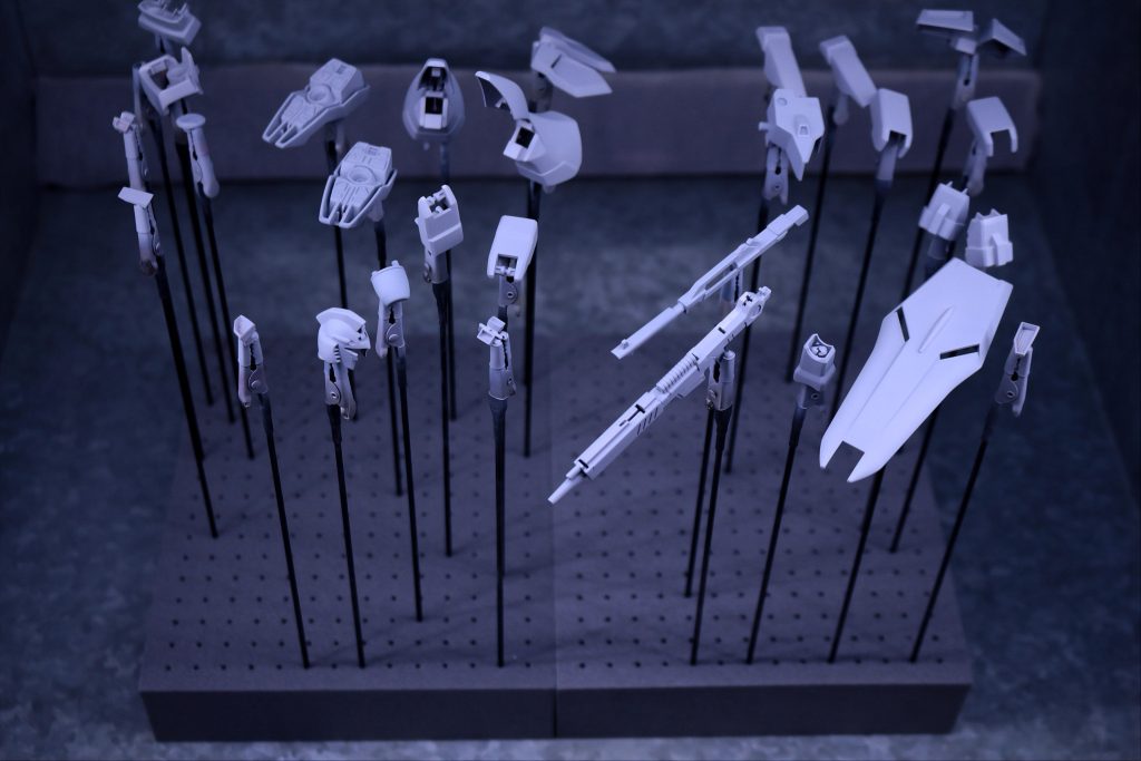 パーツ数はHGとまでは言いませんがそこそこある感じ。ただ非常に組みやすく、塗り分けの際もパーツ分割のおかげで胸部センサー?以外はマスキングする箇所は無かったです。※画像以外にもパーツあります