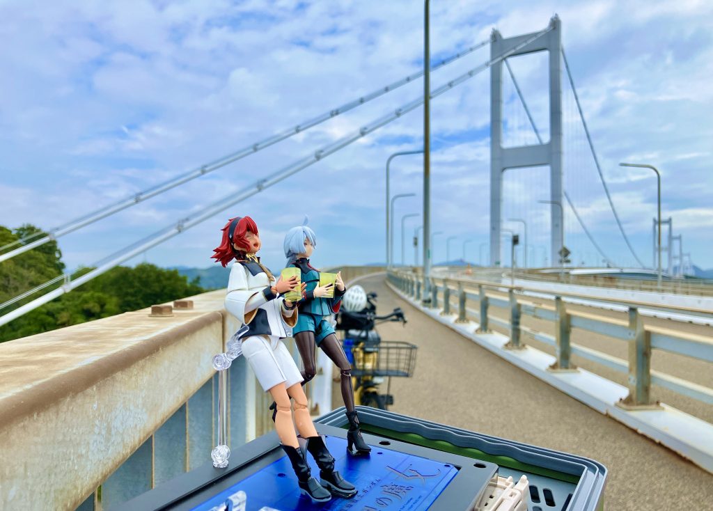 『疲れた身体にレモンスカッシュ!んっ、んっ、ぷはぁ〜 。 さっぱりしてて美味しいですね〜』『ほんと沁みるわぁ…。でもスレッタ、もう少しペース考えて欲しいんだけど?』『でもでも、ミオリネさんのペースだと夜になっちゃいますよ〜』『さぁさぁ、はりきっていきましょう〜!』