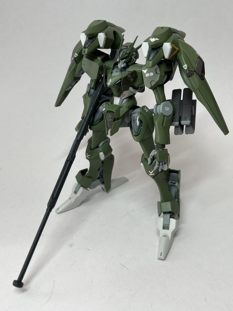 肩アーマーがついてよりマッシヴなシルエットになりましたね。サブアームにはミサイルランチャーを装備。