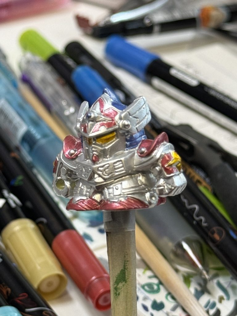 ガン消しにセリアのシルバーマーカーをガンダムマーカーエアブラシでいきなり吹きかけます。私は下処理無しでいきなり吹きますが、このマーカーなら特にベタつきはしません