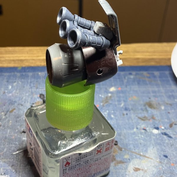 ゲルググ進捗٩( ᐛ )وツノ延長に胴体も延長、両膝の取っ払い今回のテーマは今までガンプラを製作して使わなかったパーツをなるべく使って行こうかと思っています、なんせ増える一方でσ(^_^;) そんな感じ出来たのがバックパック最初は陸戦型を考えていたけど、こうなったらガンガン手を入れて自分自身が楽しむ感じで行こうかと思ってます☺️  （2枚目）