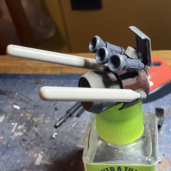 ゲルググ進捗٩( ᐛ )وツノ延長に胴体も延長、両膝の取っ払い今回のテーマは今までガンプラを製作して使わなかったパーツをなるべく使って行こうかと思っています、なんせ増える一方でσ(^_^;) そんな感じ出来たのがバックパック最初は陸戦型を考えていたけど、こうなったらガンガン手を入れて自分自身が楽しむ感じで行こうかと思ってます☺️  （3枚目）