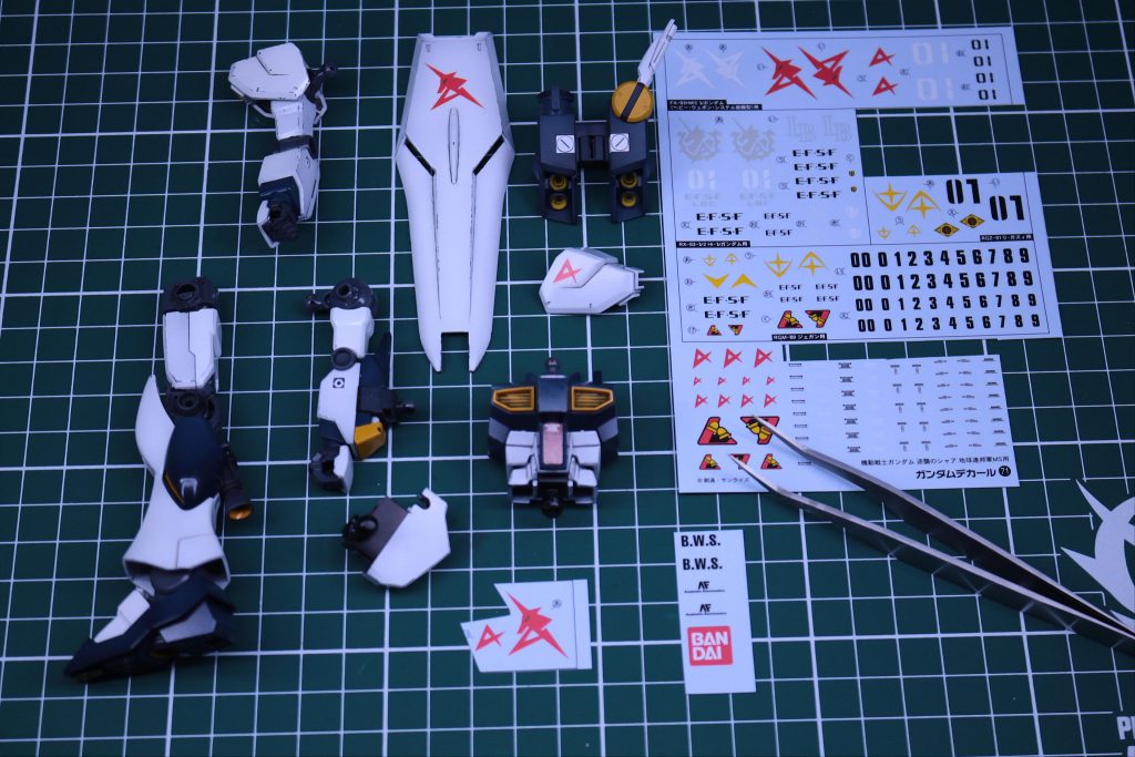 今回使用したガンダムデカール(1/144スケール専用)です。コーションマークもあったりと重宝します!