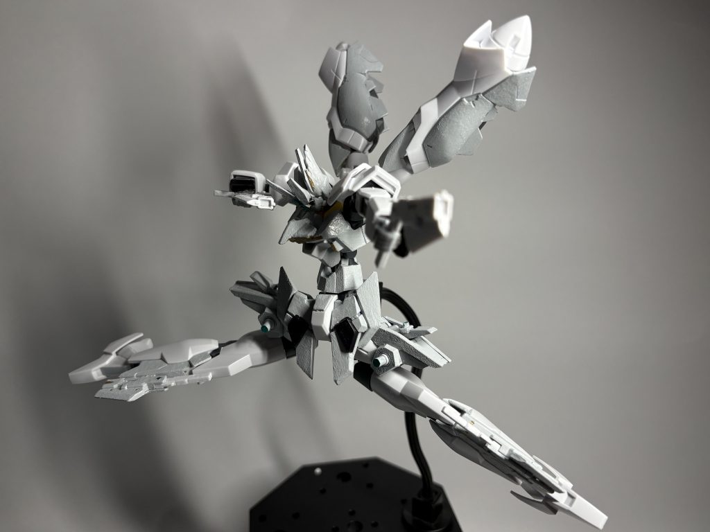 まずはハンドガン！塗装は油絵感を演出しつつホワイトで仕上げています 