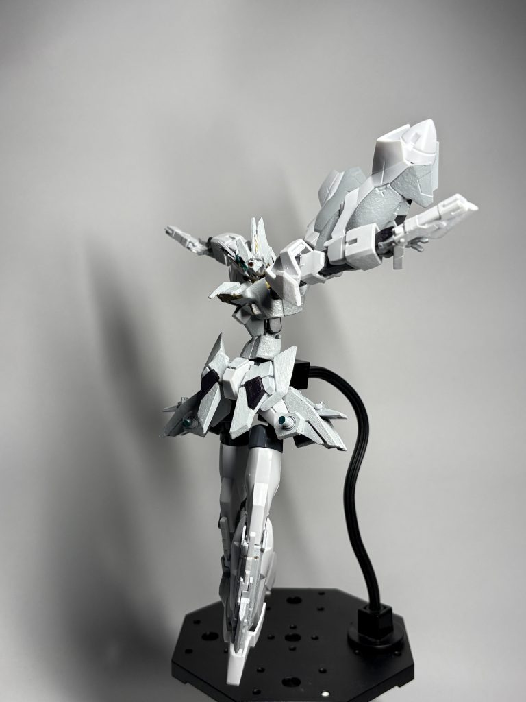 ・機体コンセプトはアニメのようなインチキな可動域・プラモデルではありえないようなアニメの作画を再現する・人間と同レベルの可動域これら3つに焦点を当てました。……の割に一日で塗装前まで終わった思いつきだけの作品ですね