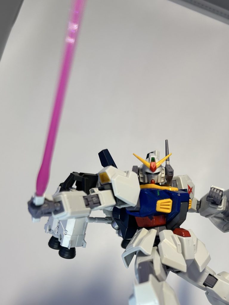 その結果が巨大バックパックである。アムロは単純な装備が好みだと思ったアナハイムは、ビームライフルとビームサーベルとシールドだけと言うピーキーなものになった。ビームライフルは設計だけされていたライフルをもとに少し改良が加えられたものである。後のνガンダムのライフルに酷似しているようにも見えるが詳細は、データに存在しなかった。