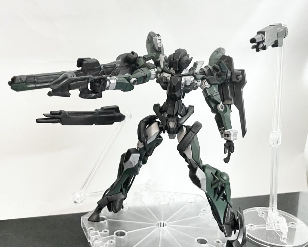 武装は元のライフルやビームサーベルに加えて、両肩のバインダーを分離してファンネルとしても使えます！改造は控えめだけど、全体に上手くまとまったかも。