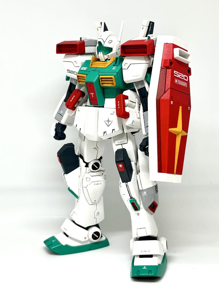 全体にスジボリをいれディティールアップ。ジムⅢはシールドを持っている方がカラーバランスがよいので、常に持たせておく事を前提に、シールドにもスジボリを入れて赤一色にならないようにしてみました。