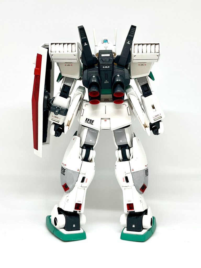 バックパックや足のスラスター内部は塗り分けをしてみています。ここはスポンジ塗装ではどうにも出来なかったので、筆塗りメインでの塗り分けになります。