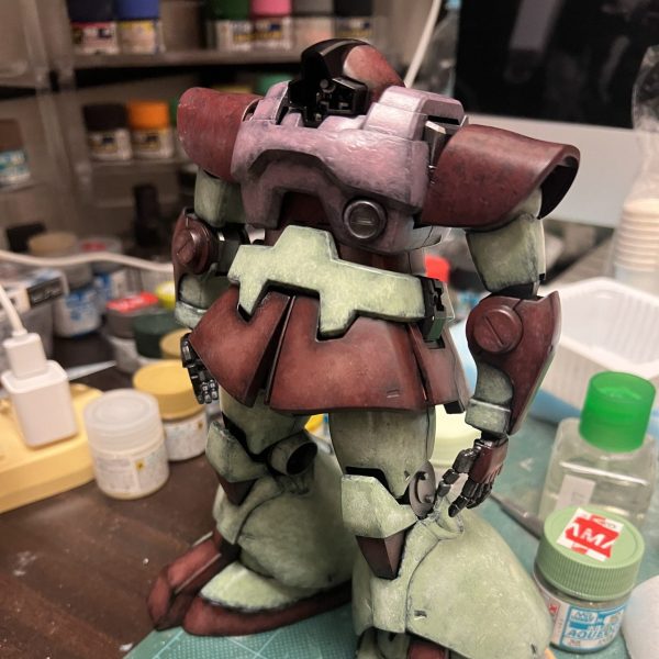 MGドムを制作中です。　今回も筆塗り。シン・MAX塗りでチャレンジしています。（1枚目）