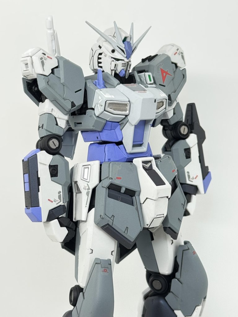 ベースのνガンダムは改造無しです。G3ガンダムっぽくグレー多めのロービジカラーです。