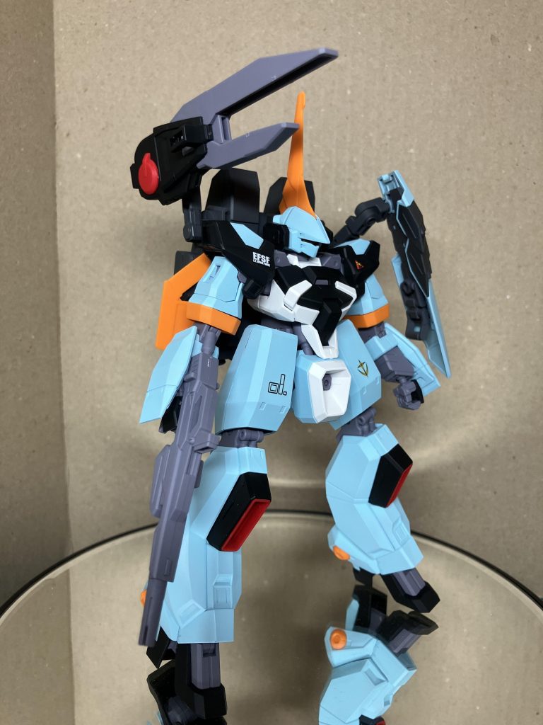 カスタム機のイメージなので、ジムカスタムのようなブルーに塗装しました。ライフルはマークIIのものを持たせています。バーザムのライフルはバックパックに接続し、ジェネレータ直結の高出力キャノンの妄想です。