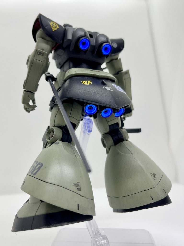 あすぱら模型さんのバーニアはUVライトに反応して蒼く光ります。カッコいい！腰に開けた3mmの穴はPLAISM FACTORYさんのドッグノードで飾ってみました。