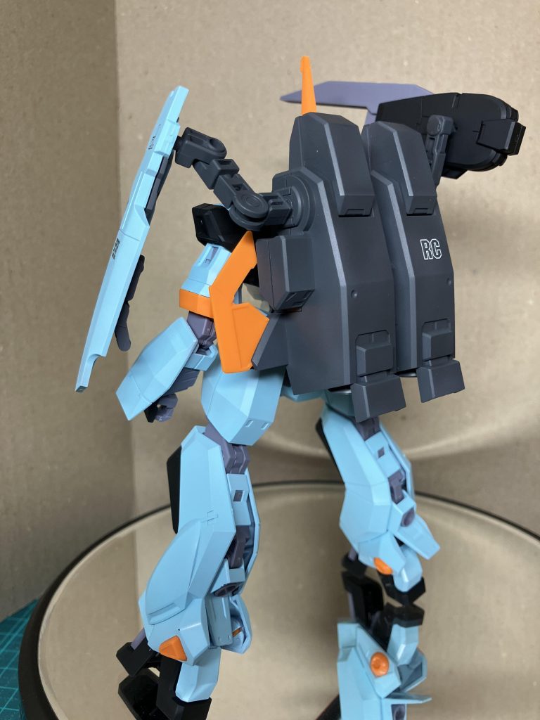 バックパックはダブルゼータのものを使っています。パワードの名に相応しい出力がありそうなイメージだからです。シールドはジェスタのものをバックパックに接続しています。バーザムライフルのカウンターウェイトと、ジェスタやグスタフカールへと続く、シールド持たない勢の先駆けをイメージしました。