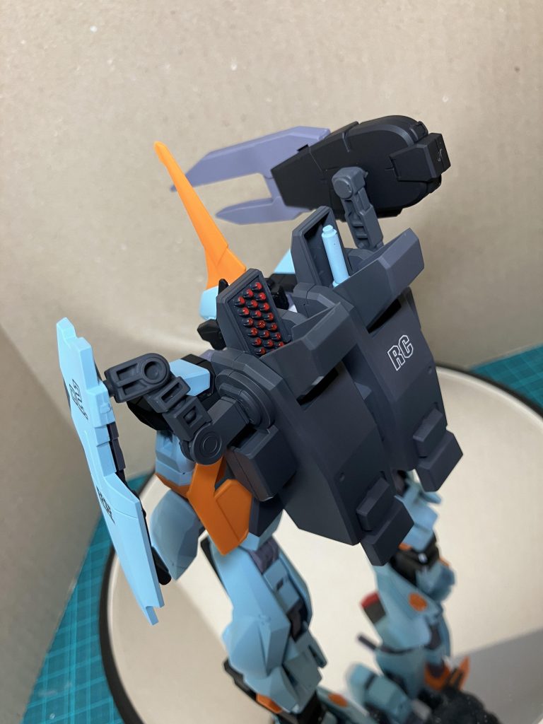 バックパックのコンテナは、サーベルラックとミサイルポットになっています。