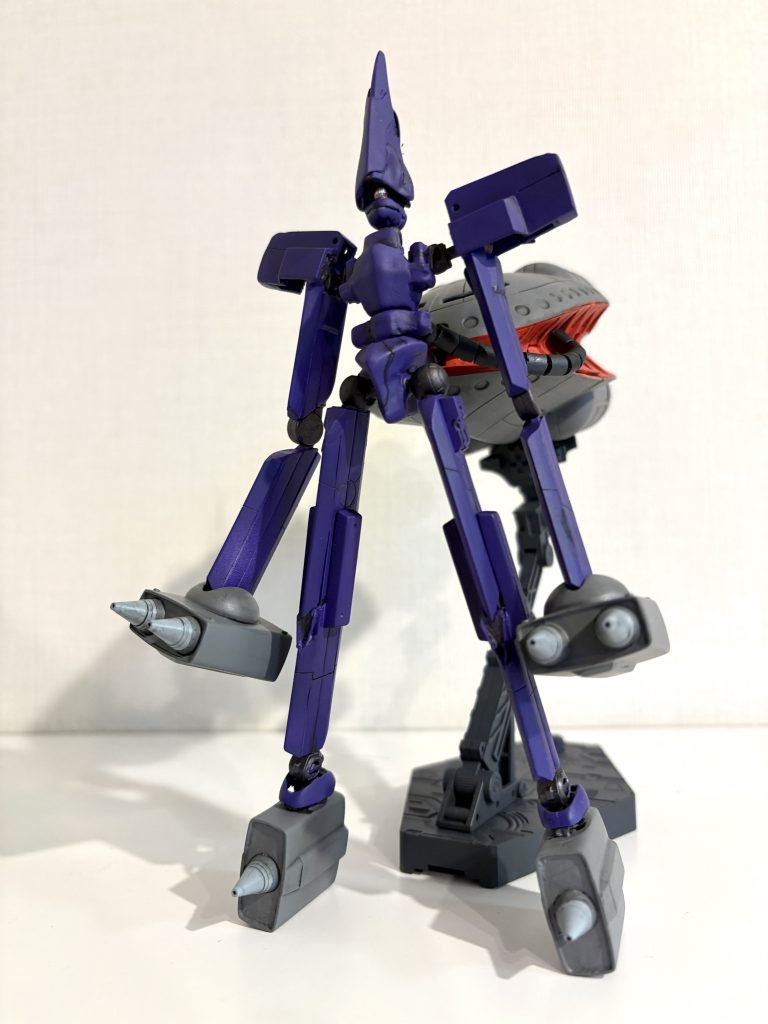 人型部分は、Gフレームのフレームを芯に、手脚は主にwaveの4㎜プラパイプを工作して作りました。動力パイプはwaveの2.5㎜を芯に、ダイソーのアイロンビーズを通して作りました。ダイソーのアイロンビーズはポリエチレン製なので、ミッチャクロンで下地処理した上にプライマーサーフェイサーをスプレーし、その上にガイアカラーをイージーペインターでスプレーしました（今のところ、塗装ハゲは出ていません）。