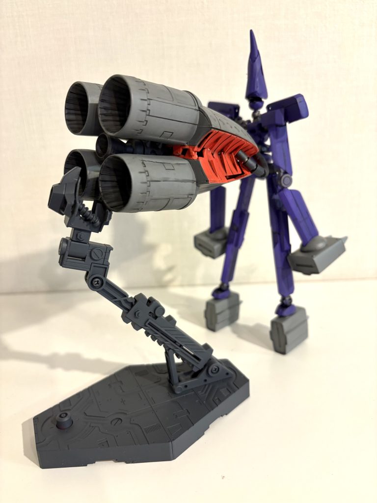 お察しのことと思いますが、当然、自立は出来ませんので、アクションベースで支えが必要です。それにしても、カッコ良いんだか悪いんだか、不思議な機体ですね。