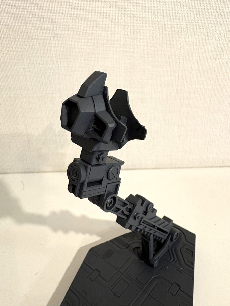 接続部分を加工し、キケロガのブースター部分の円筒形に嵌まる受け手をプラ板で作りました。ジャンクパーツで盛って、それっぽくしています。差し込み式ではないので、ブースター部分のどこにでも位置合わせ出来ますよ。