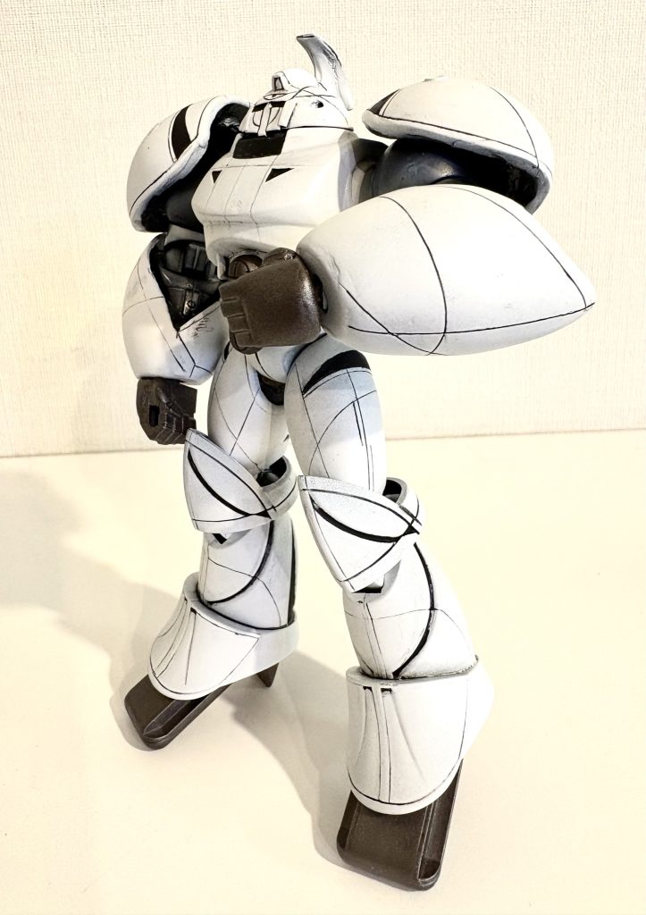 ご想像の通り、旧キット1/144モビル・スモーを改造して作成しました。本当は膝パーツはもっと大きく、脚全体はもっと太くしたほうがいいんでしょうけど、作業が大変なので諦めました。