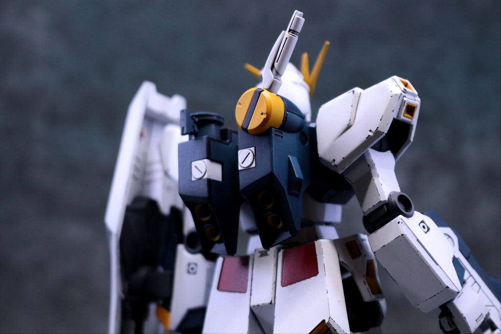 背部バックパック。今後フィン・ファンネル、バズーカ、ビームサーベルセットのオプションパーツが発売されるので選択の幅が広がるのも良いと思います。