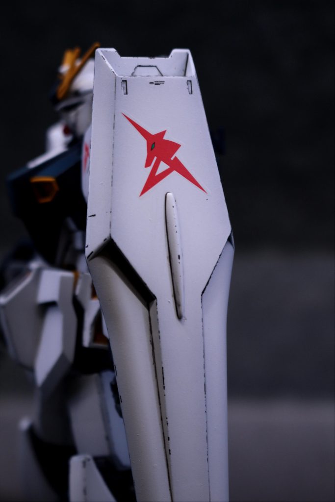 キットには水転写デカールではなくシールタイプだったので別売りのガンダムデカールを使用。